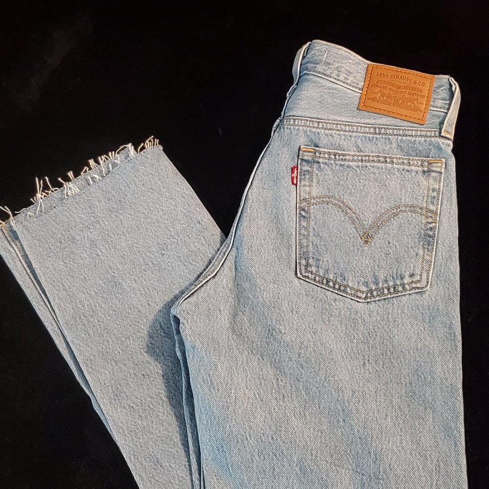 Levi's wedgie cropped sz 25